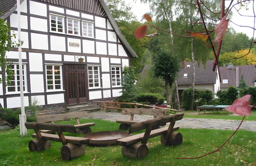 Finnentrop House | Holiday Home 'Hueseken' with Shared Garden and Wi-Fi