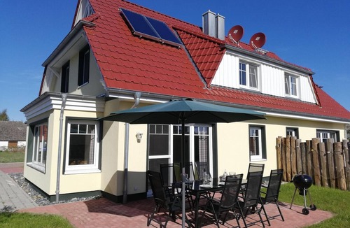 Breege House | Holiday Home Hühnergott with Sauna, Fireplace and Garden