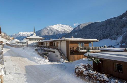 Wald im Pinzgau House | Holiday Home in Königsleiten with Swimming Pool