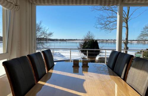 Ponitz am See House | Holiday Home in Klingberg mit Seeblick by Interhome