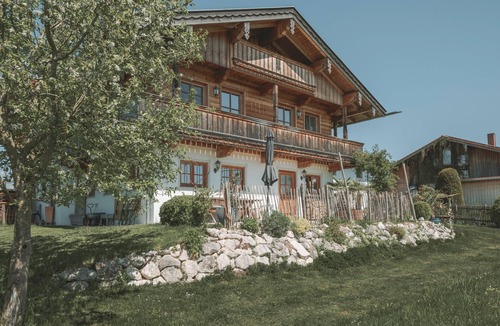 Ebersberg District House | Holiday Home 'Kaiser' with Mountain View, Private Terrace and Wi-Fi