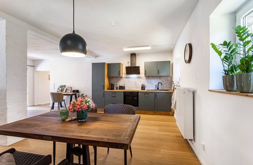 Neheim House | Holiday Home 'Lilla Huset' with Private Terrace and Wi-Fi