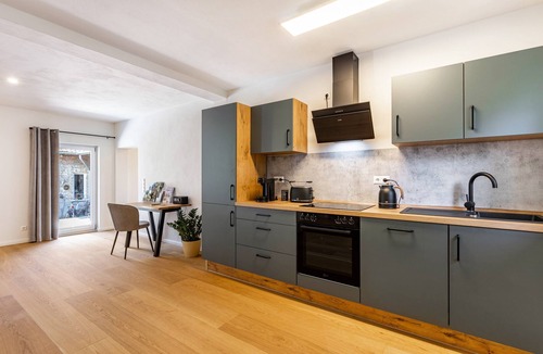 Neheim House | Holiday Home 'Lilla Huset' with Private Terrace and Wi-Fi