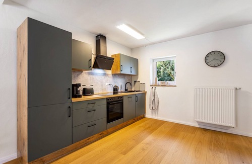 Neheim House | Holiday Home 'Lilla Huset' with Private Terrace and Wi-Fi