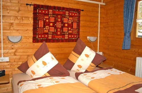 Glosingen House | Holiday Home 'Pöttgen' with Shared Terrace, Private Garden and Wi-Fi