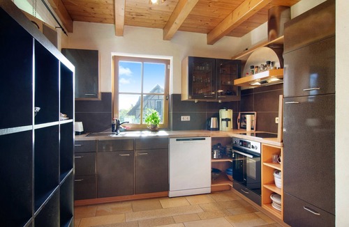 Ostrach House | Holiday Home 'Reis' with Shared Pool, Private Terrace and Wi-Fi
