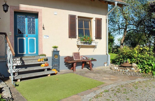 Ostrach House | Holiday Home 'Reis' with Shared Pool, Private Terrace and Wi-Fi