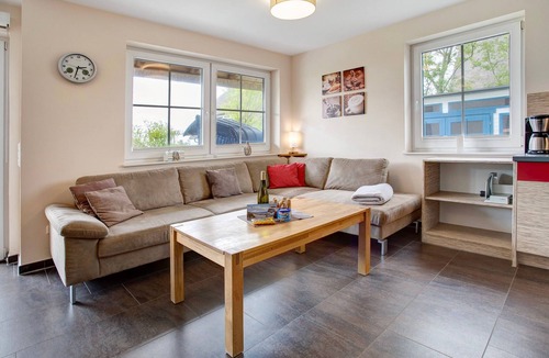Dranske House | Holiday Home 'Seepferdchen' Close to the Beach with Garden, Sauna & Wi-Fi