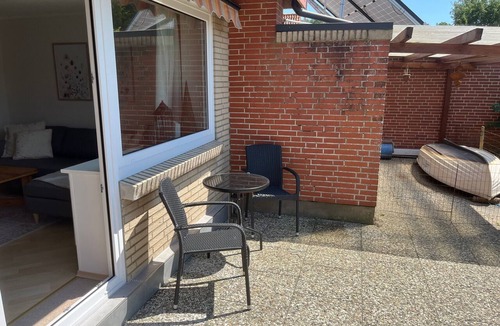 Meldorf House | Holiday Home Silke with Private Terrace, Garden & Wi-Fi near the North Sea