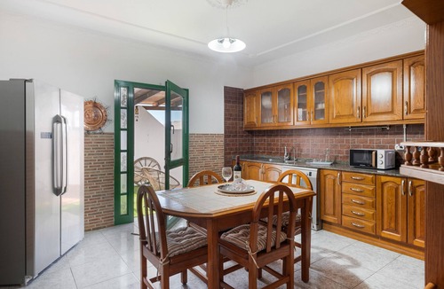 Uga House | Holiday Home 'Unit 2' with Mountain View and Wi-Fi