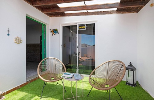 Uga House | Holiday Home 'Unit 2' with Mountain View and Wi-Fi