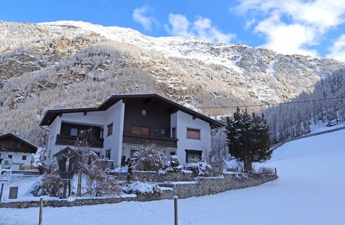 Zwieselstein House | Holiday home with balcony and ski storage