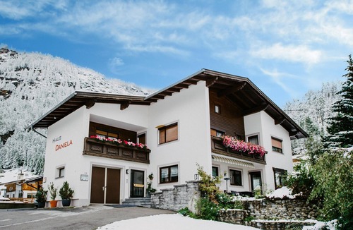 Zwieselstein House | Holiday home with balcony and ski storage