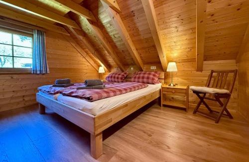 Lossburg House | Holz-Ferienhaus Oberbrändi: Kachelofen, Sauna, WLAN, am Wald