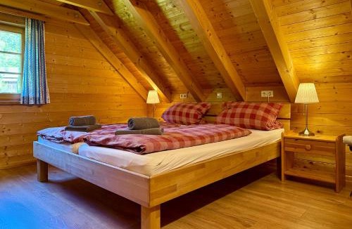 Lossburg House | Holz-Ferienhaus Oberbrändi: Kachelofen, Sauna, WLAN, am Wald