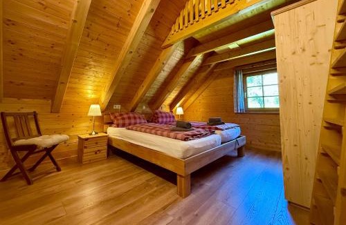 Lossburg House | Holz-Ferienhaus Oberbrändi: Kachelofen, Sauna, WLAN, am Wald