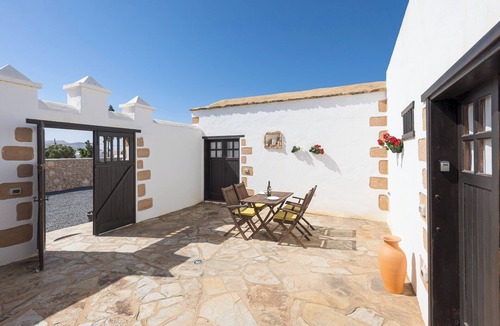 Triquivijate Apartment | Home2Book La Molina B, Cozy Country House