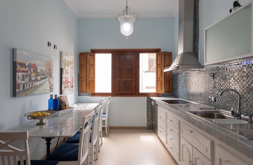 Casco Historico de Arucas Apartment | HomeForGuest NEW Duplex with Rooftop next to Arucas Cathedral