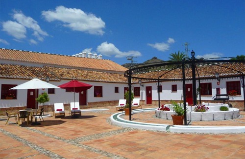 Pizarra Hotel | Hotel Cortijo del Arte - Caminito del Rey