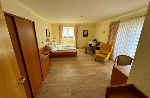 Koelpinsee Hotel | Hotel garni SEESCHLÖSSCHEN