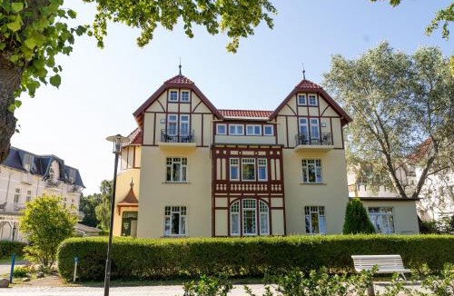 Ostseebad Kuhlungsborn Apartment | Hotel Haus am Meer Kühlungsborn in direkter Strandlage, Zimmer mit Meer- oder Gartenblick, teils Balkon & Frühstück zubuchbar in historischer Villa