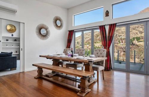 Arthur's Point House | Huge & Stylish on Shotover 4 Bedrooms