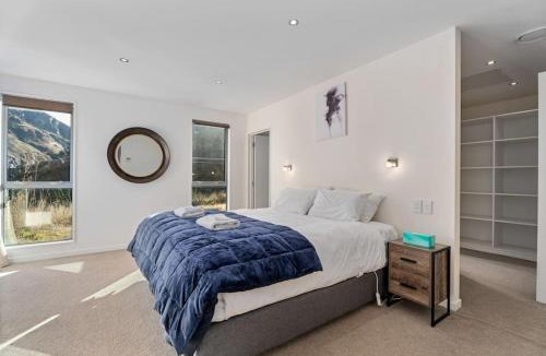 Arthur's Point House | Huge & Stylish on Shotover 4 Bedrooms
