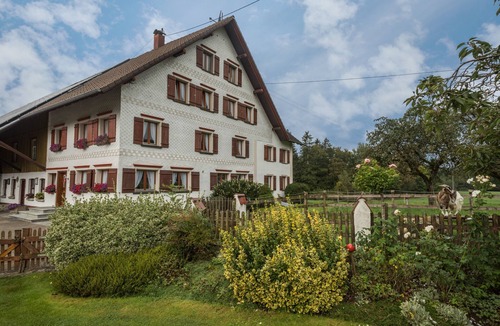 Hergensweiler Apartment | Idyllic Apartment at Ferienhof Wetzel with Shared Garden, Terrace, One Pet Allowed