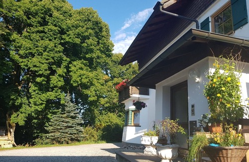 Rosshaupten Apartment | Idyllic villa in the forest, cozy apartment with balcony, near Füssen