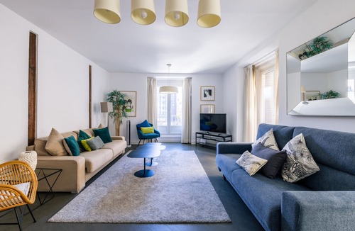 Chueca Apartment | In chueca by Gran via 1130 SQF 105 - SM big apartment with view, Super center