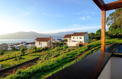 A Ribeira do Freixo House | in Outes mit Sonniger Terrasse und Meerblick by Interhome