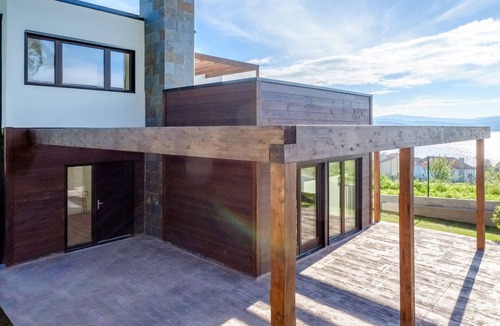 A Ribeira do Freixo House | in Outes mit Sonniger Terrasse und Meerblick by Interhome