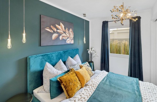 Dreimuhlen Apartment | In the central and popular Dreimühlenviertel, this luxurious and modern vacation apartment welcomes