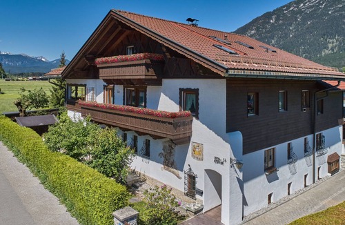Garmisch-Partenkirchen Apartment | Individual 40 sqm attic apartment with open roof truss and balcony access