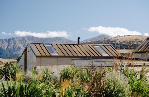 Kawarau Falls House | Jacks Point Earth House, Mountain View & Fireplace