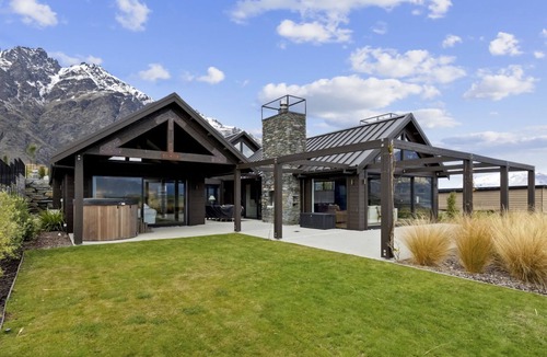 Jacks Point Apartment | Jacks Point Rise - Family friendly hot tub BBQ