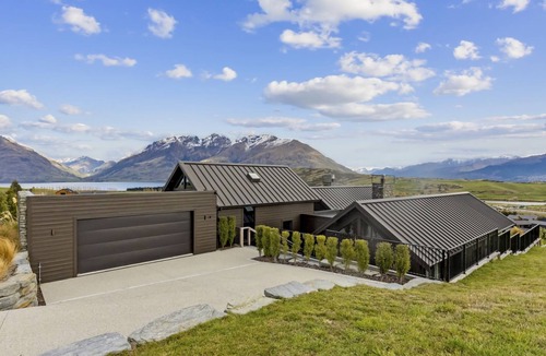 Jacks Point Apartment | Jacks Point Rise - Family friendly hot tub BBQ