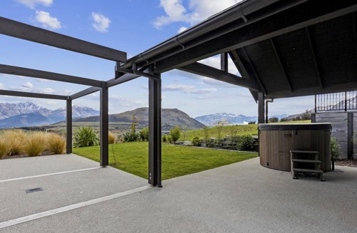 Jacks Point Apartment | Jacks Point Rise - Family friendly hot tub BBQ