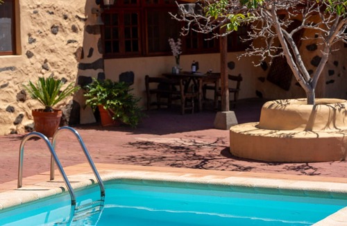 La Solana House | Kanarische Finca mit Pool und herrlicher Aussicht by Interhome