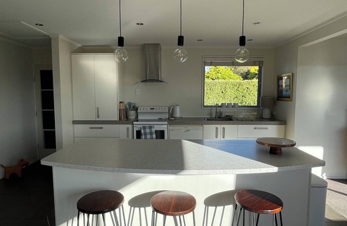 Kelvin Heights House | Kelvin Heights Chic sun drenched family retreat WaterTaxi to Central Queenstown.