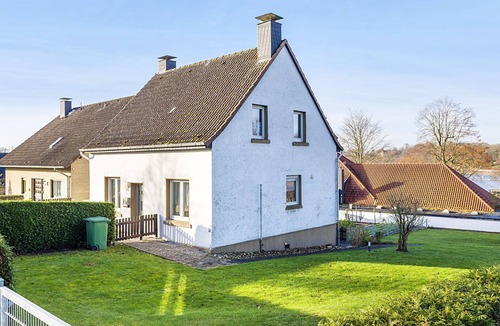 Moehnesee House | Knappstein Holiday Home with Shared Terrace, Garden and Wi-Fi