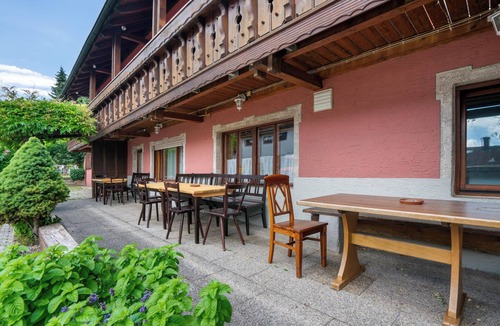 Munchen District Apartment | Knödelhof 'Appartement 12/13' with Shared Terrace and Wi-Fi