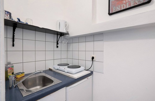 Munchen District Apartment | Knödelhof ‘Room 2’, 2-bed room with shared terrace and WLAN