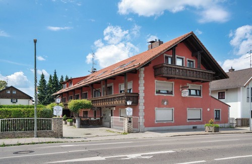 Munchen District Apartment | Knödelhof ‘Room 2’, 2-bed room with shared terrace and WLAN