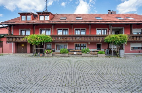 Munchen District Apartment | Knödelhof ‘Room 4’, 3-bed room with shared terrace and WLAN