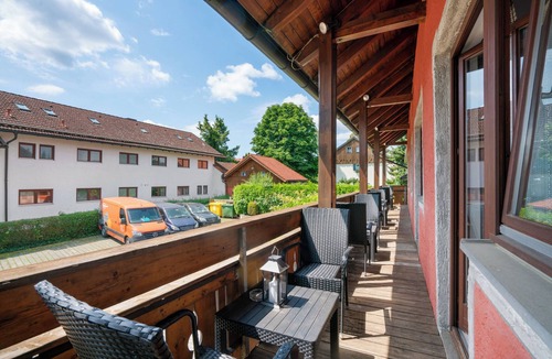 Munchen District Apartment | Knödeöhof 'Zimmer 1' (sleeps 4) with Shared Terrace, Balcony and Wi-Fi