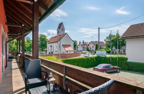 Munchen District Apartment | Knödeöhof 'Zimmer 1' (sleeps 4) with Shared Terrace, Balcony and Wi-Fi