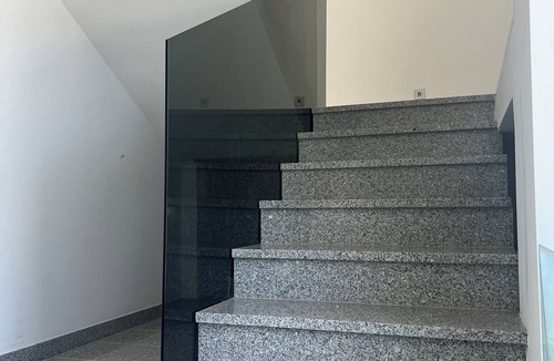 Wallersdorf Apartment | Komfortabe Moderne großräumige 3-Zimmer Wohnung (90m2) in Wallersdorf.