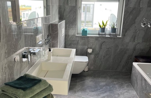 Wallersdorf Apartment | Komfortabe Moderne großräumige 3-Zimmer Wohnung (90m2) in Wallersdorf.