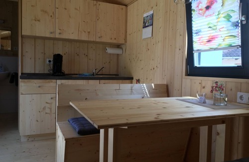 Aue Apartment | Komfortabler und geräumiger Schäferwagen mit Strom- und Heitznetzanschluss sowie einer Miniküche